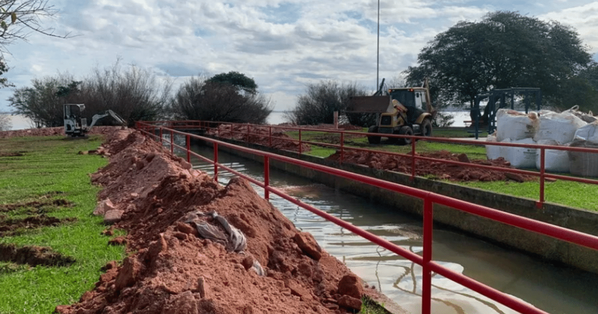 Dique de contenção é construído na zona sul de Porto Alegre