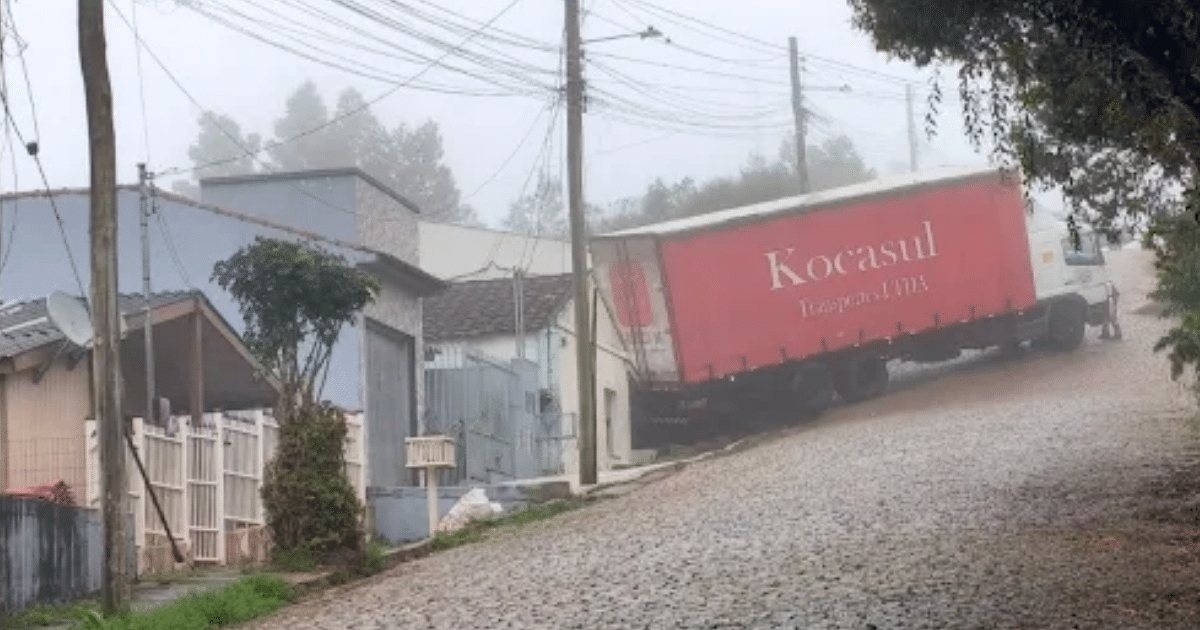 Caminhão invade pátio de residência durante manhã chuvosa em Canguçu