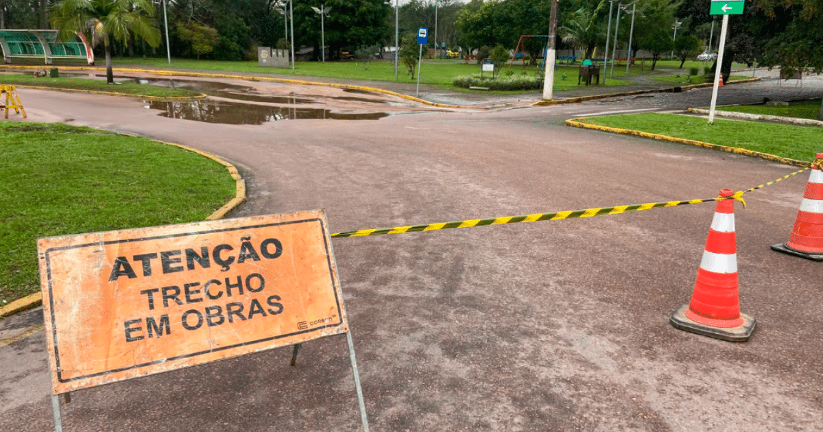 Rompimento de rede afeta abastecimento e bloqueia trecho da Av. Sete de Setembro