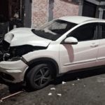 Carro é encontrado abandonado após colidir contra poste em Pelotas