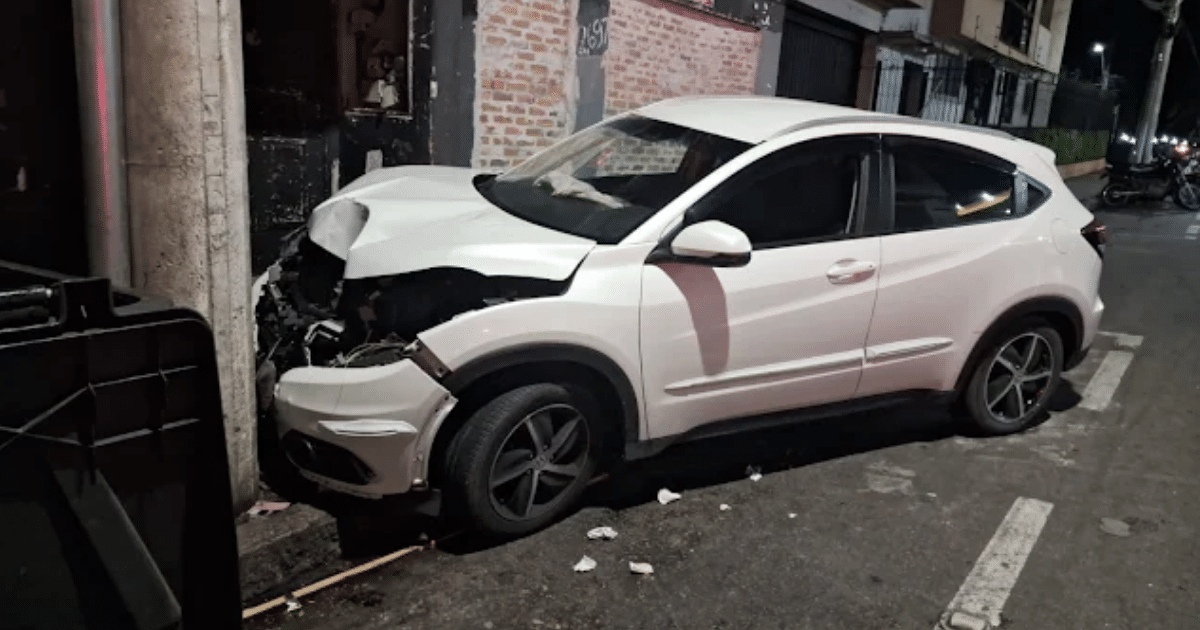 Carro é encontrado abandonado após colidir contra poste em Pelotas
