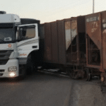 Trem colide com carreta durante cruzamento na linha férrea em Rio Grande