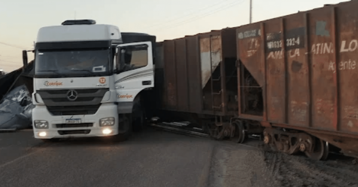 Trem colide com carreta durante cruzamento na linha férrea em Rio Grande