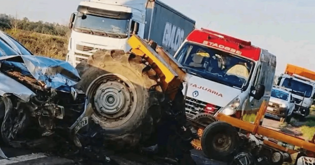 Falha mecânica em trator provoca acidente com três veículos em Santa Cruz do Sul