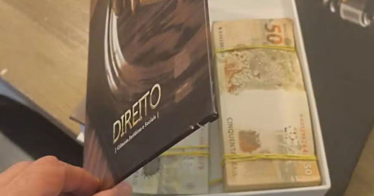 Polícia apreende dinheiro oculto em livro falso na casa de advogado