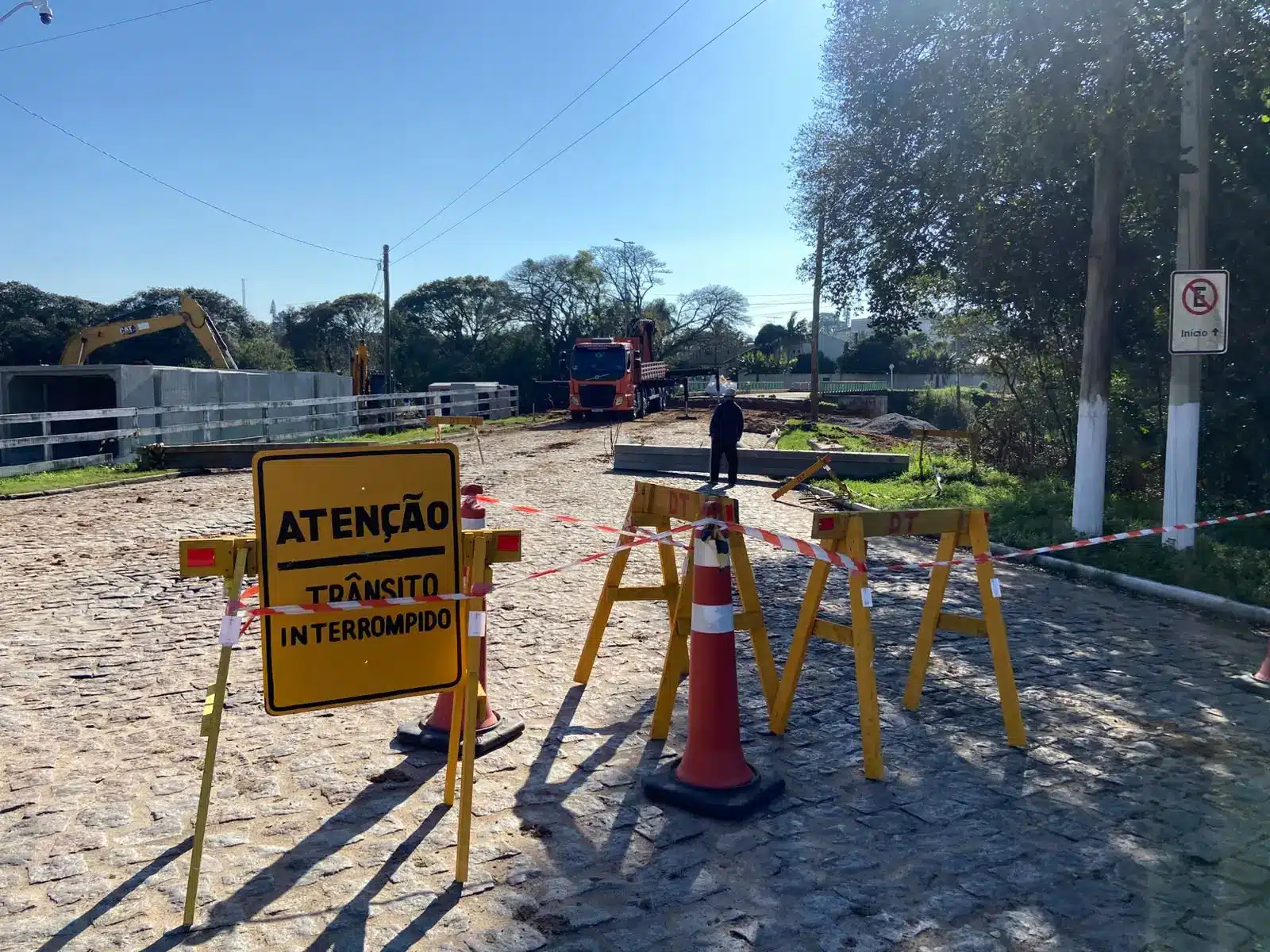 Motoristas buscam rotas alternativas durante obra em Camaquã