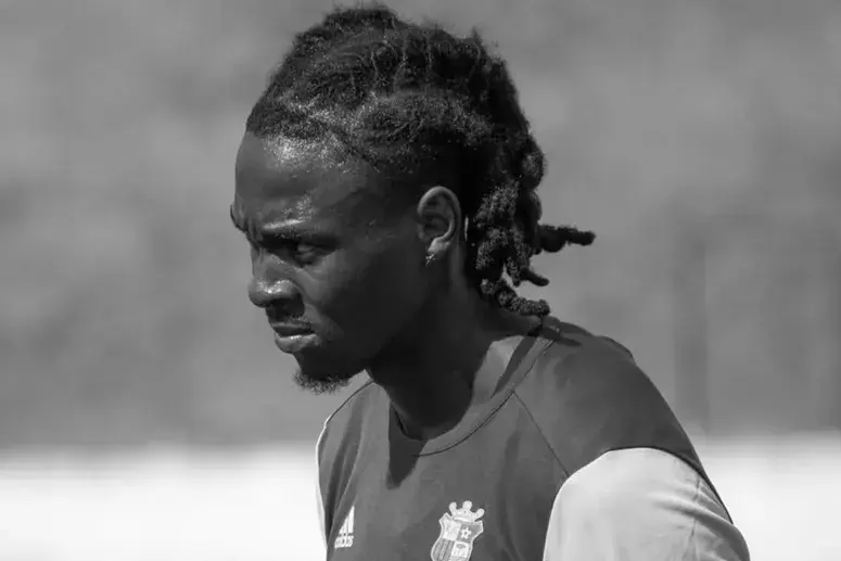 Quévin Castro: Jogador de 25 anos tem parada cardíaca e morre no meio da partida
