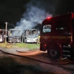 Quatro ônibus são destruídos por incêndio dentro de empresa em Santa Cruz do Sul