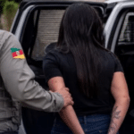 Mulher é abordada, tenta destruir celular contra a própria cabeça e é presa pela Polícia em Pelotas