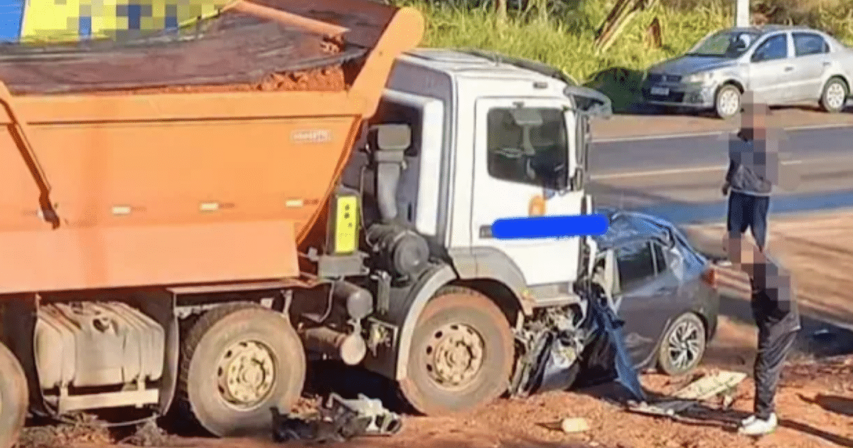 Mulher morre em grave colisão entre carro e caminhão em Alvorada