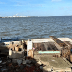 Moradores constroem "muro de contenção" improvisado em Rio Grande