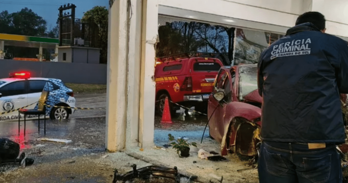Mulher morre e outra fica ferida após carro bater em poste e pegar fogo em Bagé