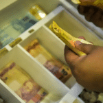 Trabalhadores nascidos em novembro e dezembro recebem abono salarial