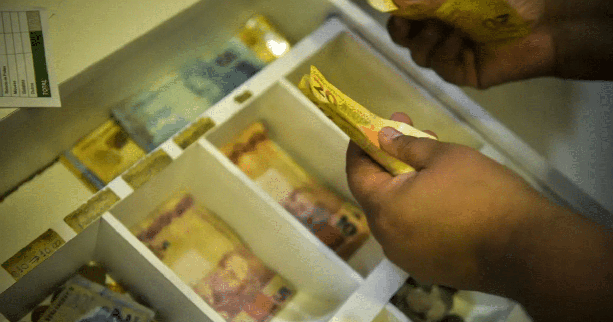 Trabalhadores nascidos em novembro e dezembro recebem abono salarial