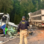 Acidente entre ônibus e caminhão mata 23 pessoas em estrada no Paraná