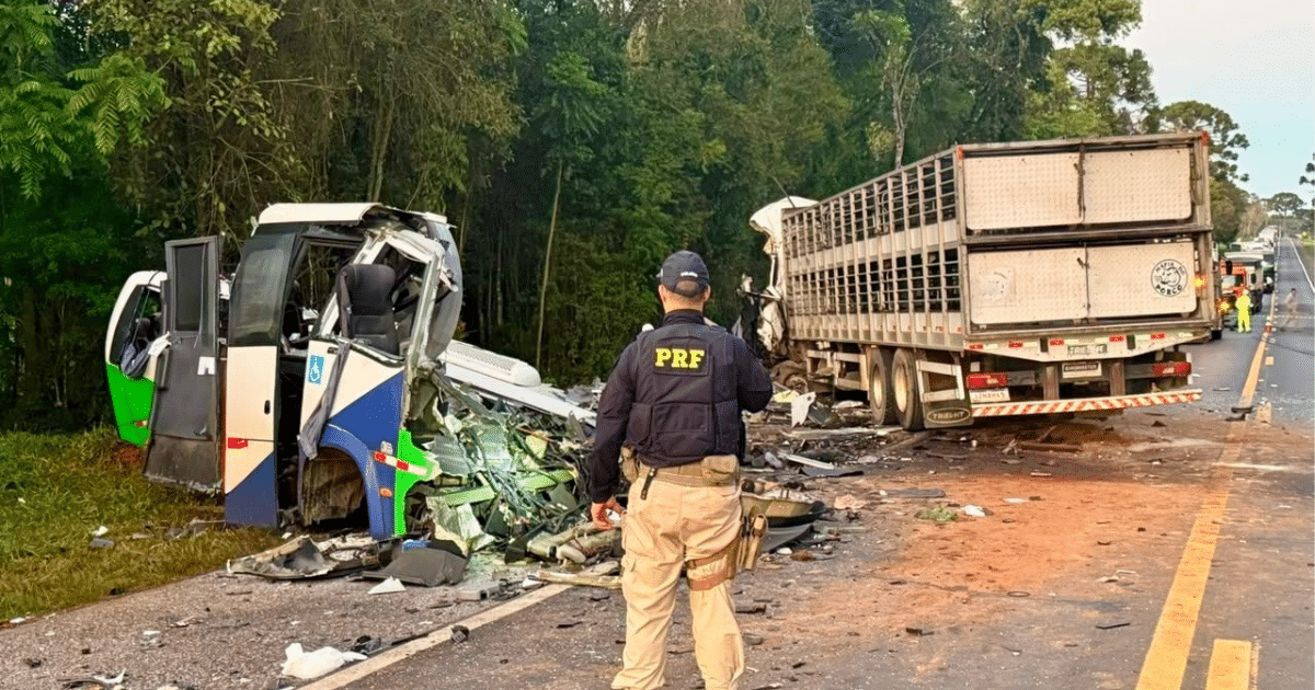 Acidente entre ônibus e caminhão mata 23 pessoas em estrada no Paraná