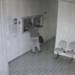Homem invade escola, come lanche de alunos e furta televisão em Porto Alegre