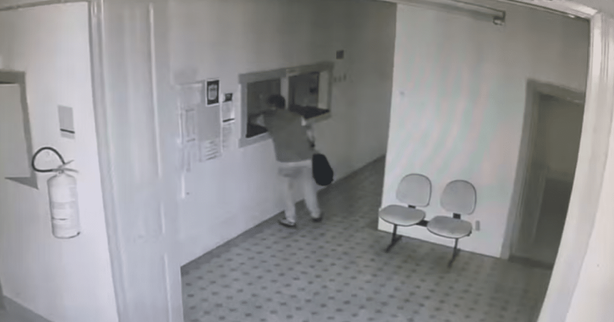 Homem invade escola, come lanche de alunos e furta televisão em Porto Alegre