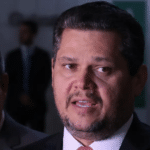 O presidente do Senado, Davi Alcolumbre (União-AP), despachou na tarde desta sexta-feira (21) para a Comissão de Constituição e Justiça (CCJ) a proposta de emenda à Constituição PEC que prevê o fim da escala de trabalho 6x1.