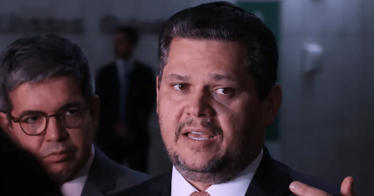 O presidente do Senado, Davi Alcolumbre (União-AP), despachou na tarde desta sexta-feira (21) para a Comissão de Constituição e Justiça (CCJ) a proposta de emenda à Constituição PEC que prevê o fim da escala de trabalho 6x1.