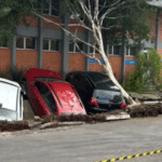 Três carros caem em buraco após calçada ceder em Porto Alegre
