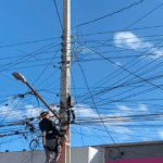 Rompimento de cabos deixa comércio sem energia no Centro de Camaquã