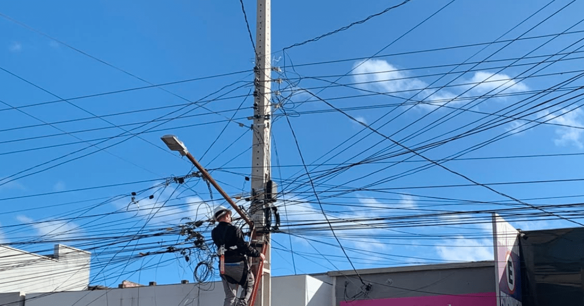Rompimento de cabos deixa comércio sem energia no Centro de Camaquã