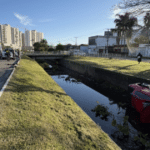 Carro cai em canal após colisão e quatro pessoas ficam feridas em Pelotas