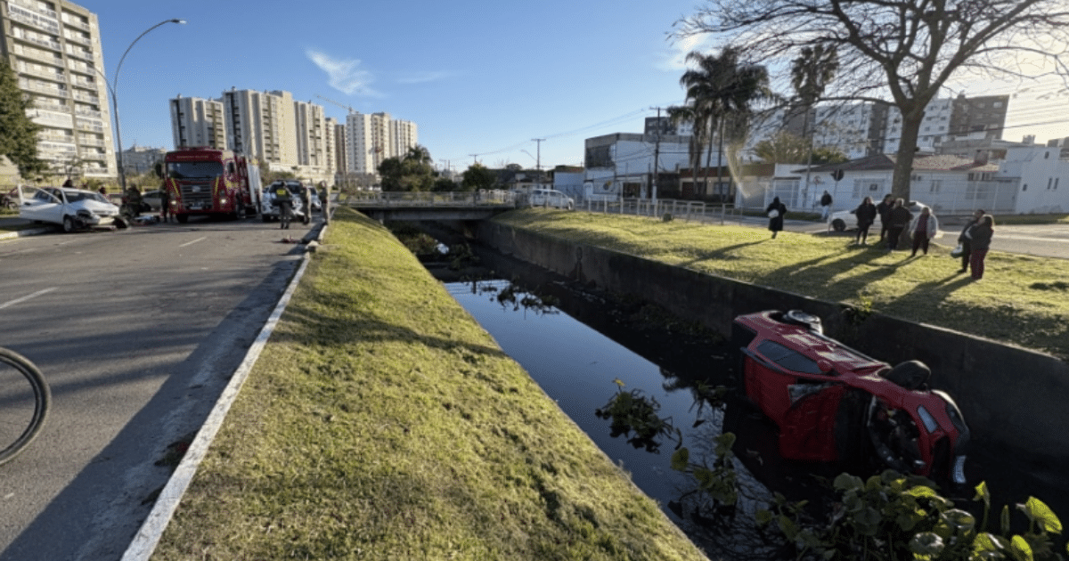 Carro cai em canal após colisão e quatro pessoas ficam feridas em Pelotas