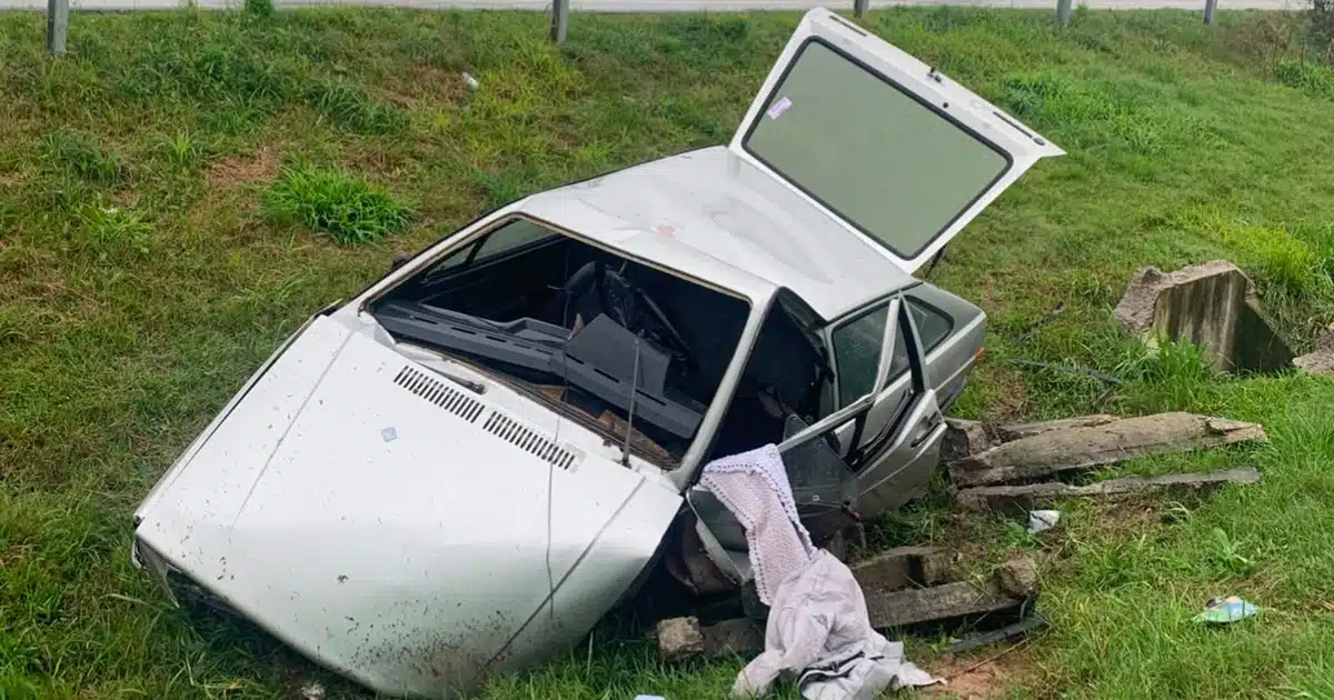 Veículo fica destruído após forte colisão na BR-116, em Camaquã