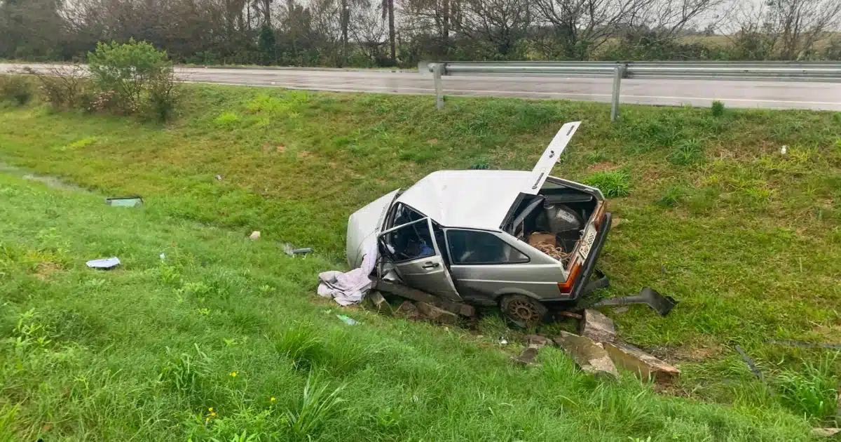 Veículo fica destruído durante colisão na BR-116 em Camaquã