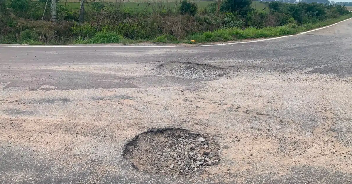 Crateras na ERS-350 ameaçam motoristas no acesso a Camaquã