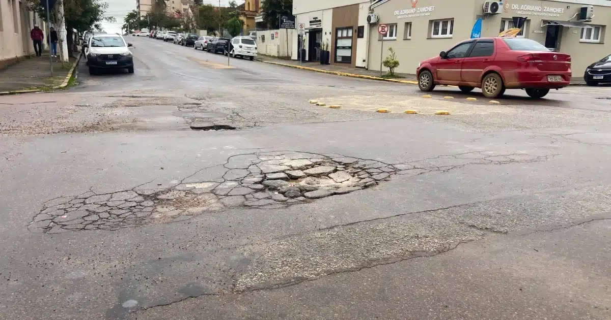 Asfalto deteriorado e buracos geram transtornos na 7 de setembro