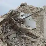 Terremoto devastador de 7,7 graus deixa rastro de morte e pânico na Indonésia