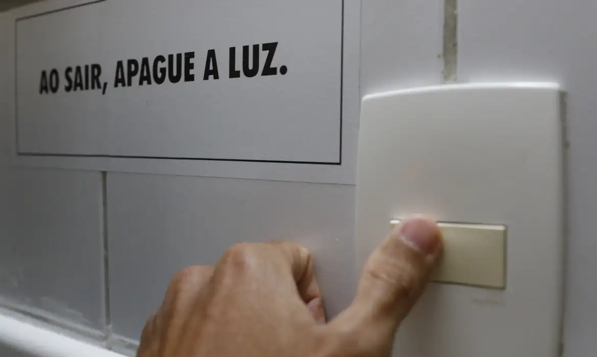 Sua conta de luz vai pesar no bolso em agosto; saiba o motivo