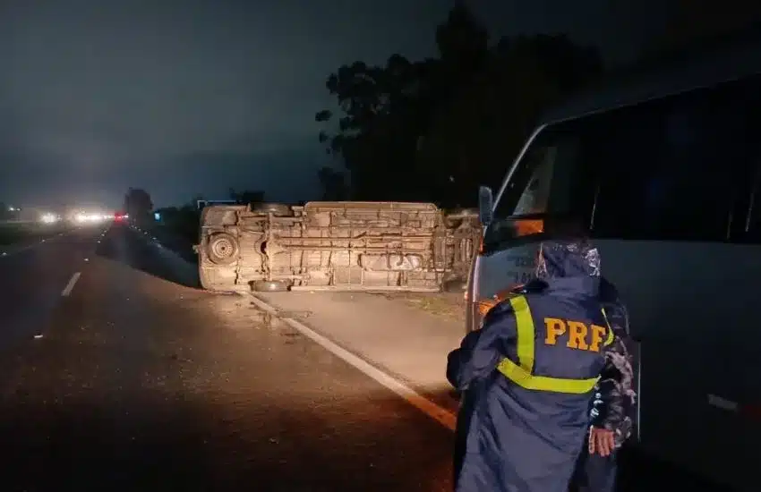 Van com universitários do IFSul e UFPel tomba na BR-392