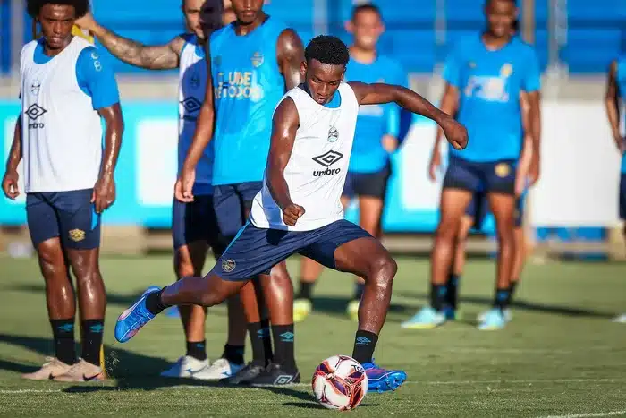 Grêmio supera R$ 212 milhões com venda da base e alivia crise financeira em 2026