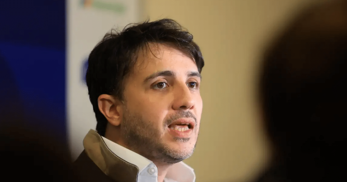 Renan Santos propõe cortes na Previdência e alterar pisos da saúde e educação
