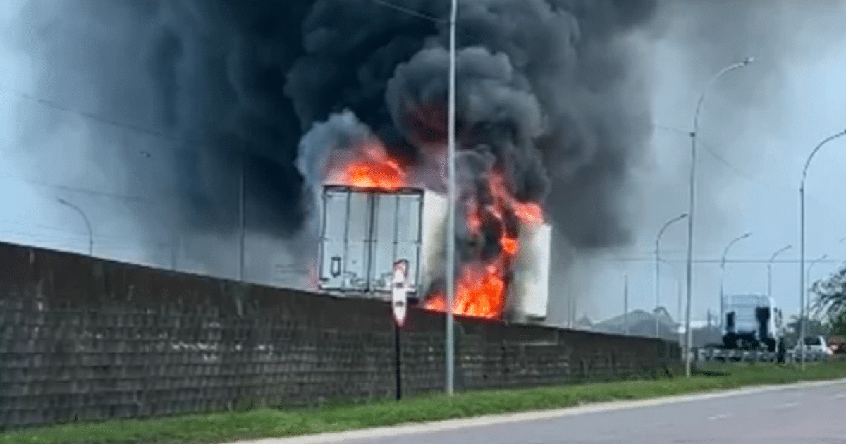 Caminhão pega fogo na BR-116, em Pelotas