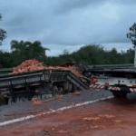 Caminhão carregado com tijolos tomba na Freeway e deixa motorista morto
