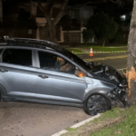 Passageiro morre após carro de aplicativo bater em árvore em Porto Alegre