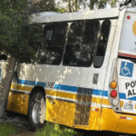 Ônibus perde controle, invade calçada e atinge muro na zona sul de Porto Alegre
