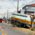 Bitrem com combustível se solta e atinge outro caminhão em Rio Grande