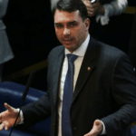Defesa de Flávio Bolsonaro tentou levar caso Dark Horse a Mendonça