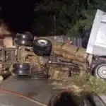 Carreta tomba e pega fogo na RS-471, em Encruzilhada do Sul