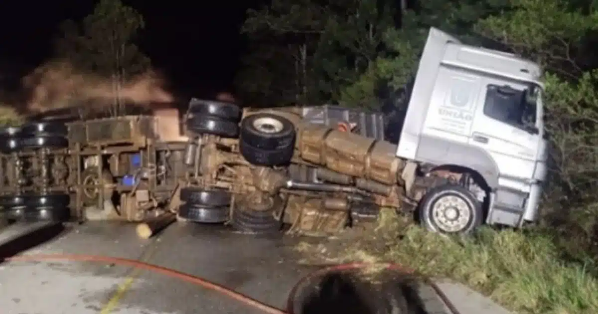 Carreta tomba e pega fogo na RS-471, em Encruzilhada do Sul