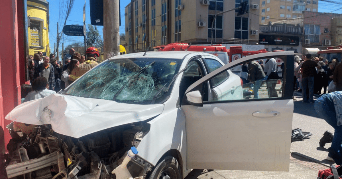 Cinco pessoas ficam gravemente feridas após carro atingir pedestres no Centro de Pelotas