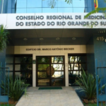 Cremers aciona TRE após candidato ao Senado se declarar médico mesmo com registro cassado