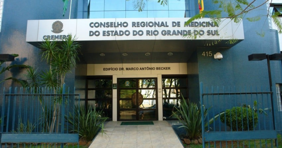 Cremers aciona TRE após candidato ao Senado se declarar médico mesmo com registro cassado