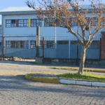 Criança de 11 anos morre após se pendurar em goleira de escola em Caxias do Sul